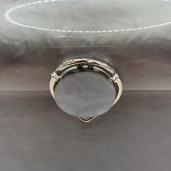 VINTAGE WILARDY GRAY LUCITE LUNCH/ BOX BAG/PURSE CLIP LOCK EXCELLENT CONDITION - Picture 2 of 9